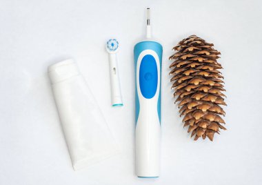 Yetişkinler ve çocuklar için diş fırçaları ve izole edilmiş beyaz arka planda bir tüp macun. Metin eklenecek bir yer ile