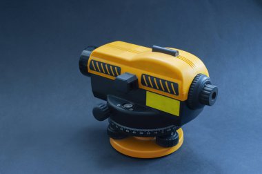 İnşaat alanındaki bir katın fotoğrafı. Arkaplanda inşaat.