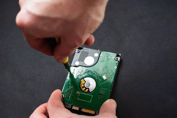 Mühendis Bozuk Bilgisayar Sabit Diskini Tamir Ediyor Elektronik Tamir Atölyesi — Stok fotoğraf