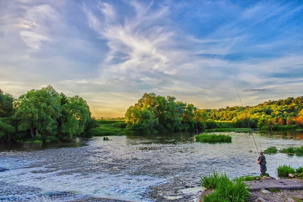 Река на закате — стоковое фото
