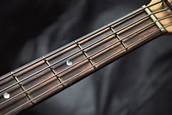 bas gitar ve klavye