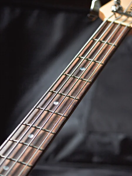 bas gitar ve klavye