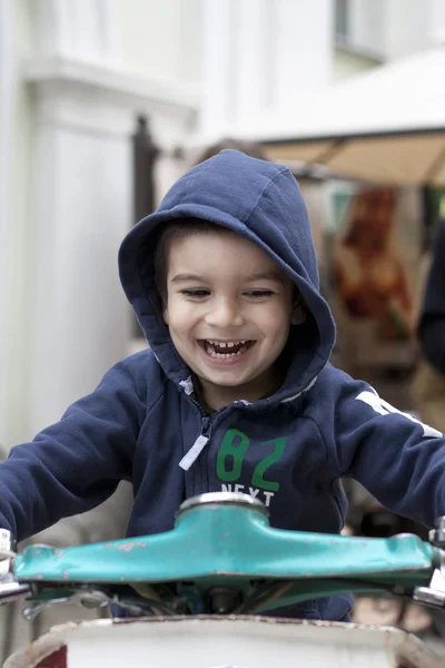 Niño en moto retro — Foto de Stock