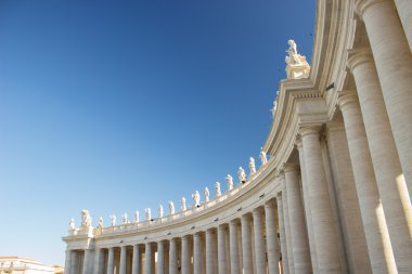 Colonnade yan