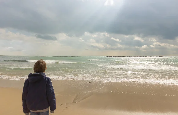 Νεαρός άνδρας ψάχνει θάλασσα 2 — Φωτογραφία Αρχείου