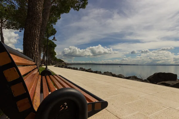 The bench on the lake — Stock Photo, Image