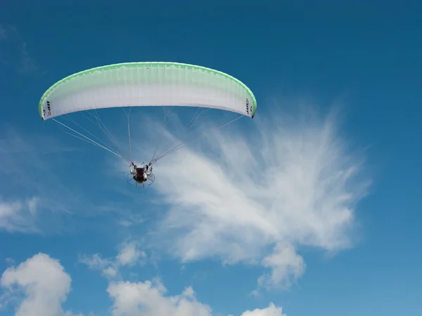 Моторный парашют — стоковое фото