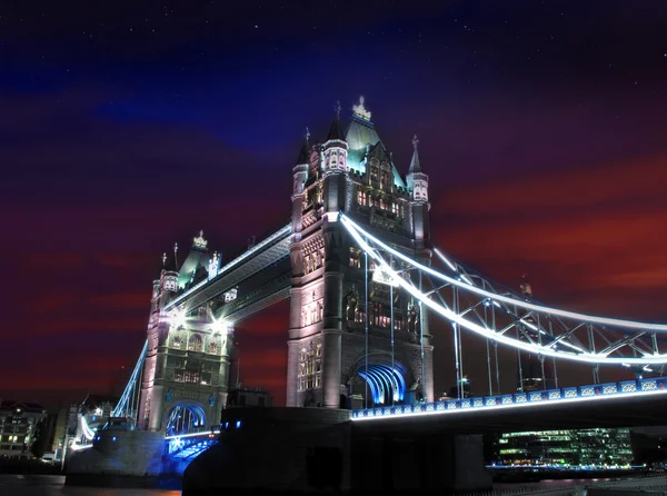 Tower bridge op de schemering — Stockfoto