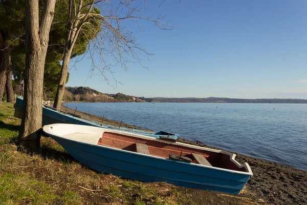 Barco en la orilla del lago —  Fotos de Stock