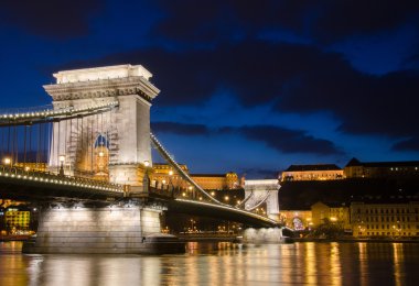 gece Budapeşte zincir köprü görünümü.