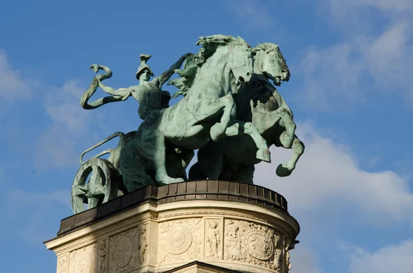 Una escultura heroica en el monumento del milenio en Budapest — Foto de Stock