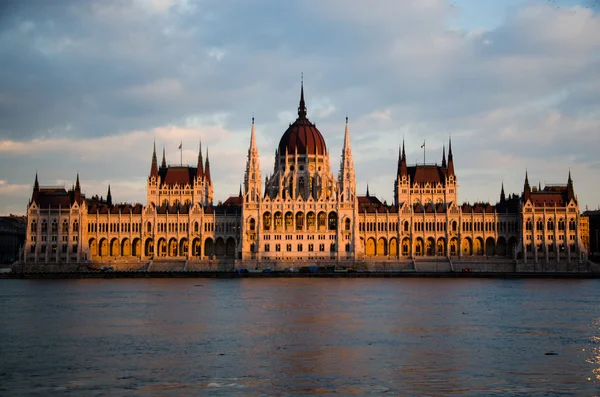 Венгерский парламент в Будапеште — стоковое фото