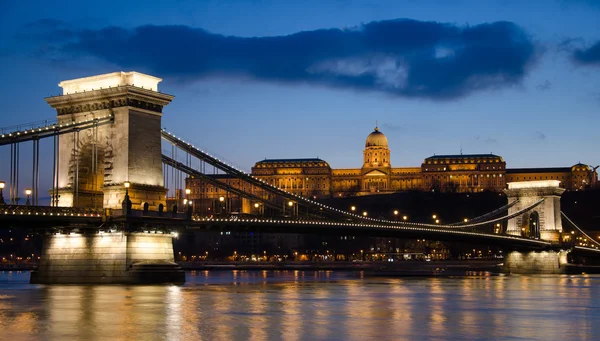 Вид на Будапештский Цепной мост ночью . Стоковое Фото