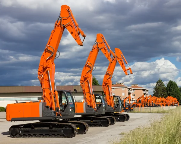 Pelle de construction contre le ciel nuageux — Photo