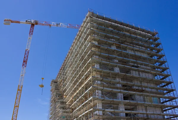 Struttura costruita e gru a torre — Foto Stock