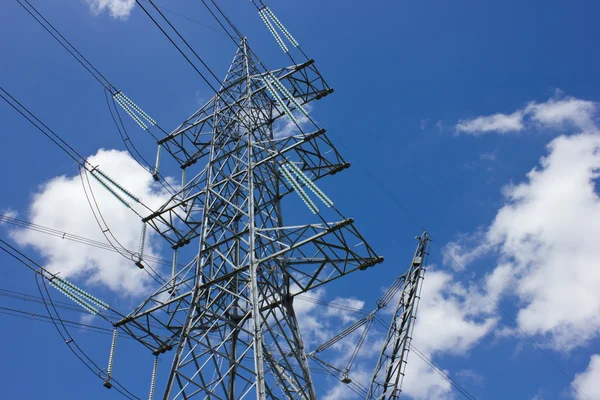Largas líneas de torres eléctricas — Foto de Stock