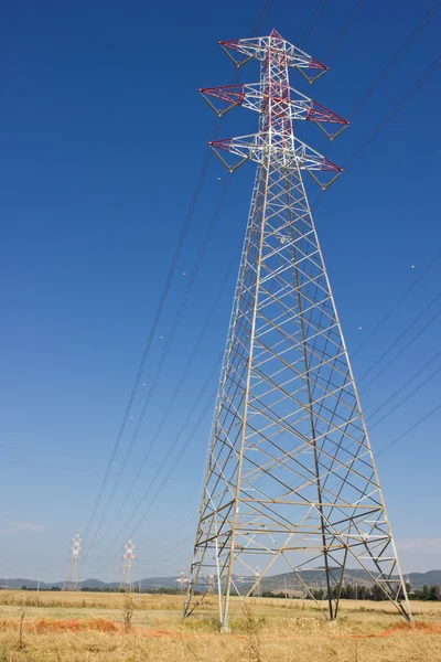 Długie linie powerline wież — Zdjęcie stockowe