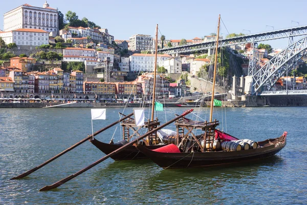 Porto kota, dua "Rebelo" Perahu di sungai Douro — Stok Foto