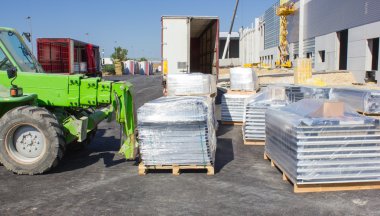 forklift paletleri yükleniyor