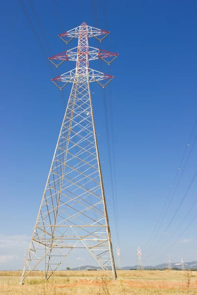 Lange lijnen van powerline torens — Stockfoto