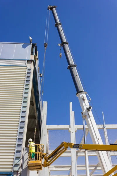 Ascenseur pour les travailleurs sur poutres métalliques à une nouvelle construction — Photo