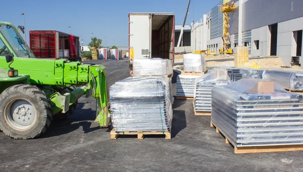 Vorkheftruck laden pallets — Stockfoto