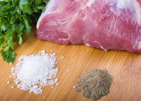 Färsk rå kött med persilja, salt och peppar — Stockfoto