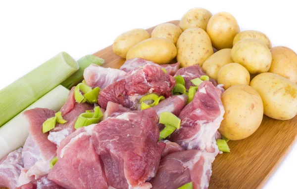 Köttbitarna och potatis på en skärbräda — Stockfoto