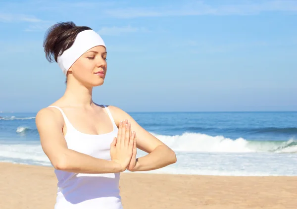 Giovane donna che pratica Yoga — Foto Stock