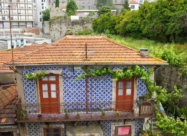 Ttraditional house and Ancient tеiles in Porto — Stock Photo, Image