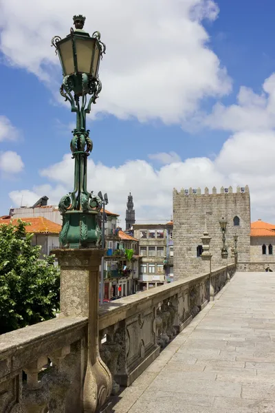 Antigua linterna en la plaza, Oporto, Portugal — Foto de Stock