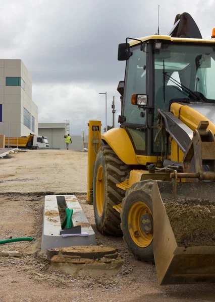 Excavadora en una obra de construcción —  Fotos de Stock