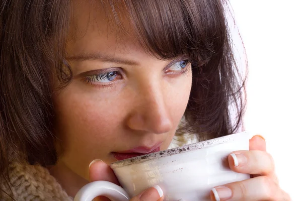 Hermosa chica bebiendo té — Foto de Stock