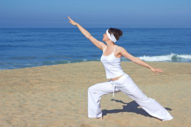 Sahilde yoga.
