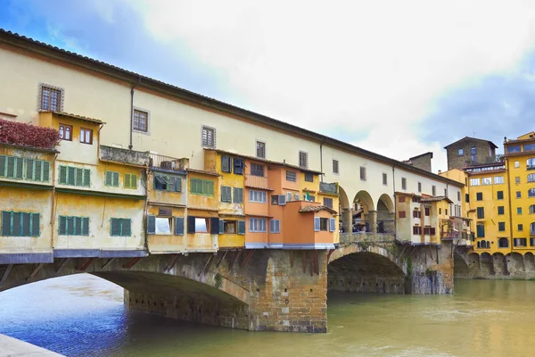 Flornce, fiume Arno e famoso Ponte Vecchio — Foto Stock