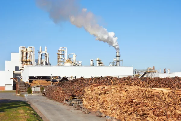 Madera contra fábrica de papel —  Fotos de Stock