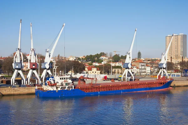 Velká loď v přístavu — Stock fotografie