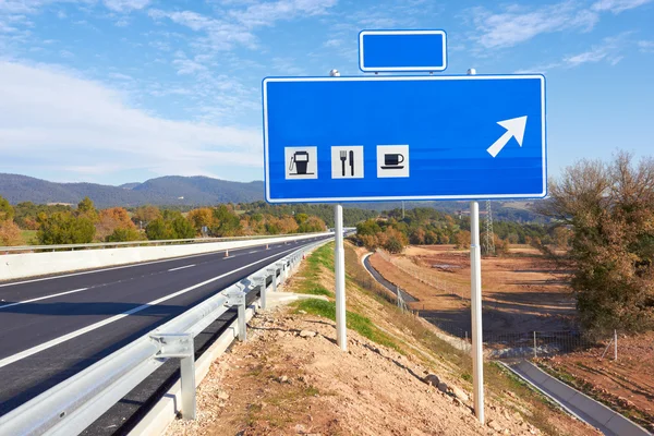 Segnaletica stradale lungo un'autostrada — Foto Stock