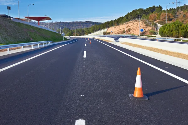 Verkehrskegel auf der Autobahn — Stockfoto