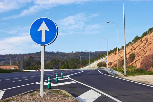 Vägmärke längs en motorväg — Stockfoto