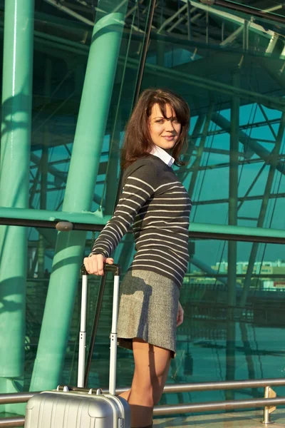 Giovane donna con borsa da viaggio — Foto Stock