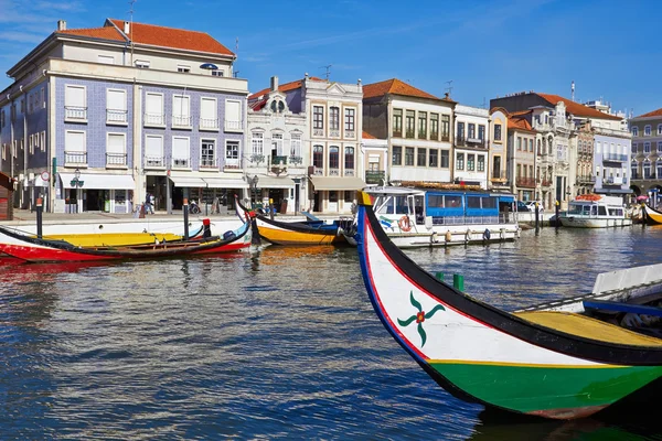 Aveiro ciudad y canal con barcos —  Fotos de Stock