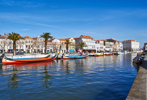 Aveiro город и канал с лодками — стоковое фото