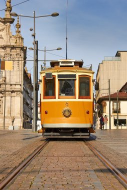 Carmo Kilisesi 'nin önündeki tramvay