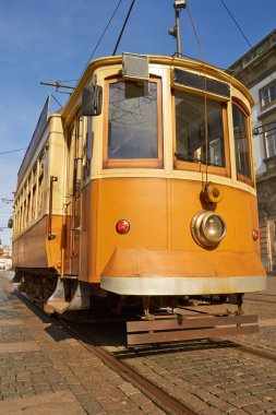 Carmo Kilisesi 'nin önündeki tramvay