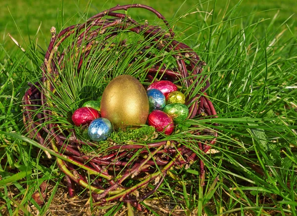 Huevos de Pascua en cesta marrón —  Fotos de Stock