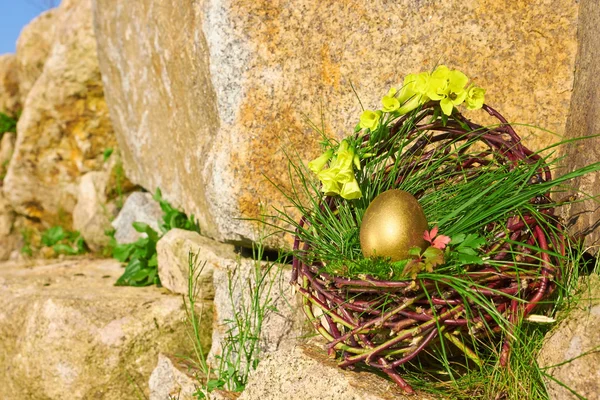 Huevo de Pascua oro —  Fotos de Stock