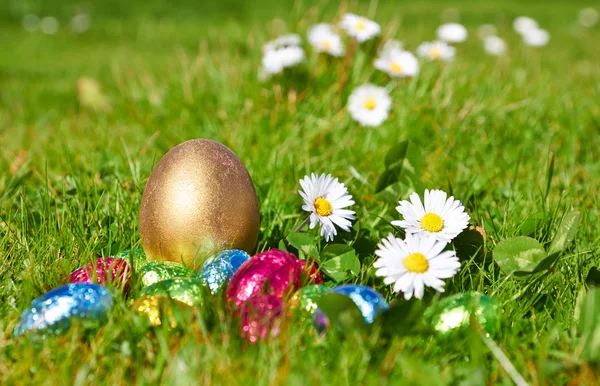 Chocolate candy Easter eggs wrapped in foil — Stock Photo, Image