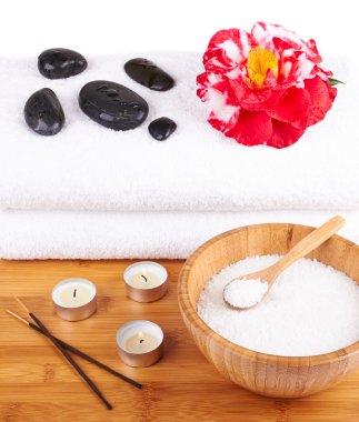 Spa ayarı mum, çiçek, havlu ve taşlar