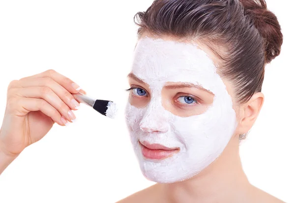 Schoonheid vrouw krijgen gezichts masker geïsoleerd — Stockfoto